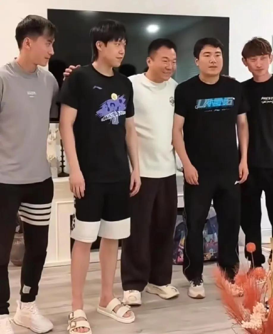 原来大头外出又是跑去和兄弟们聚会去了，甜甜也在呢。大头的朋友是真多，不管是去哪