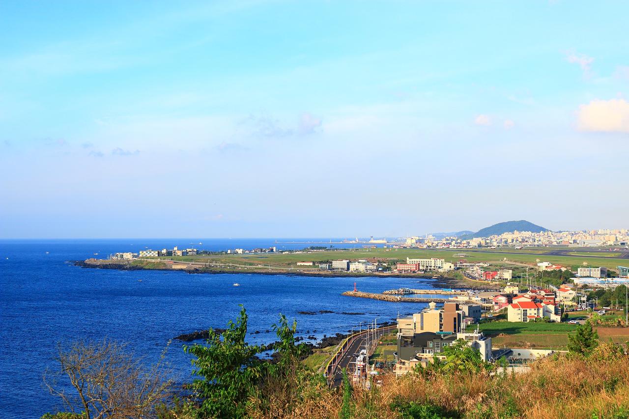 这话可能得罪北海的老友，但真是大实话。北海是挺好，银滩的沙子细得像面粉，涠洲岛的