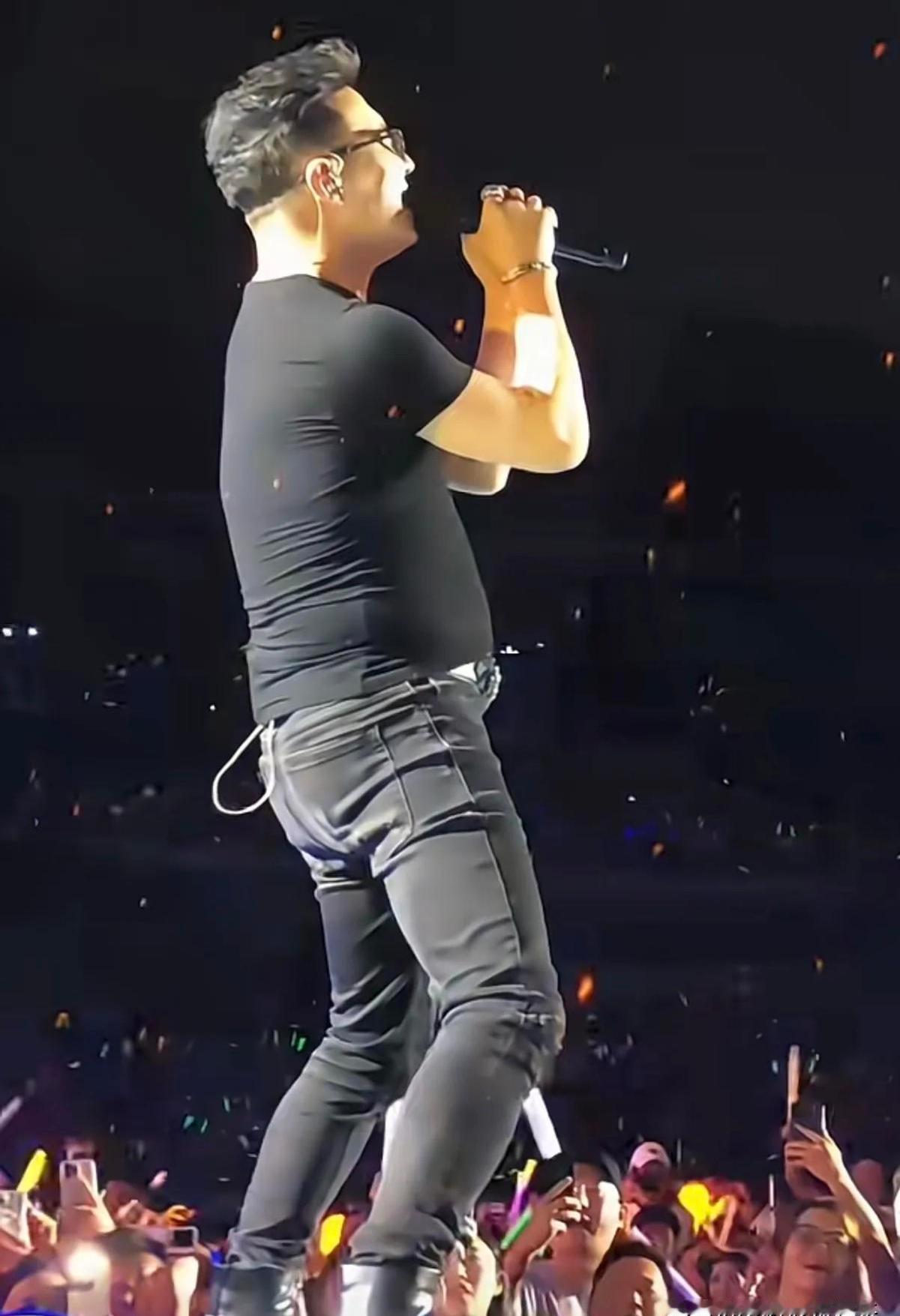 汪峰上台还是那副老样子，高音没以前稳了，肚子也藏不住了。可你别急着笑，他唱的歌