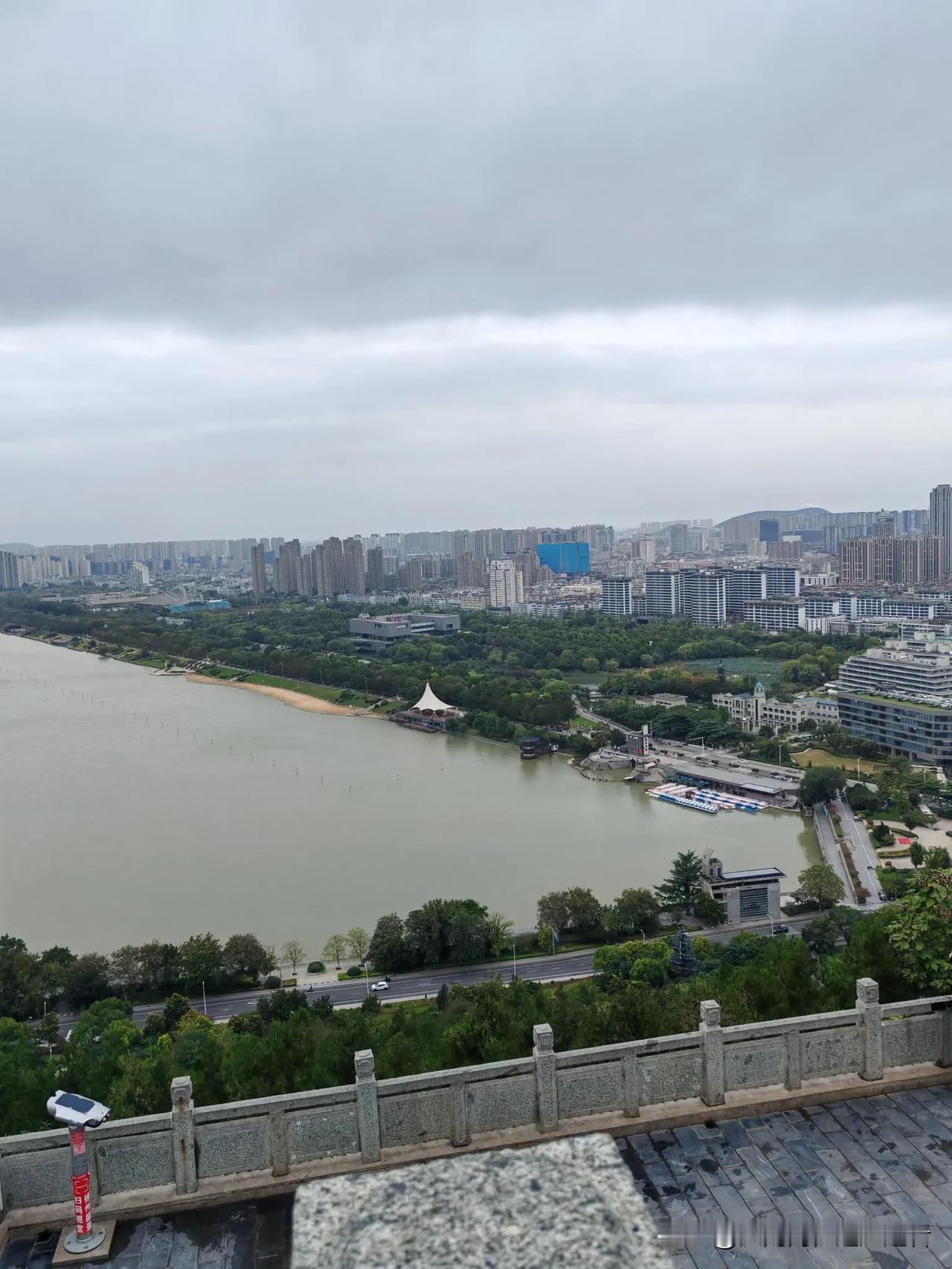 我最近碰到一位多年未见的朋友，他性格开朗也很健谈，对如今社会的人情世故很有见地。