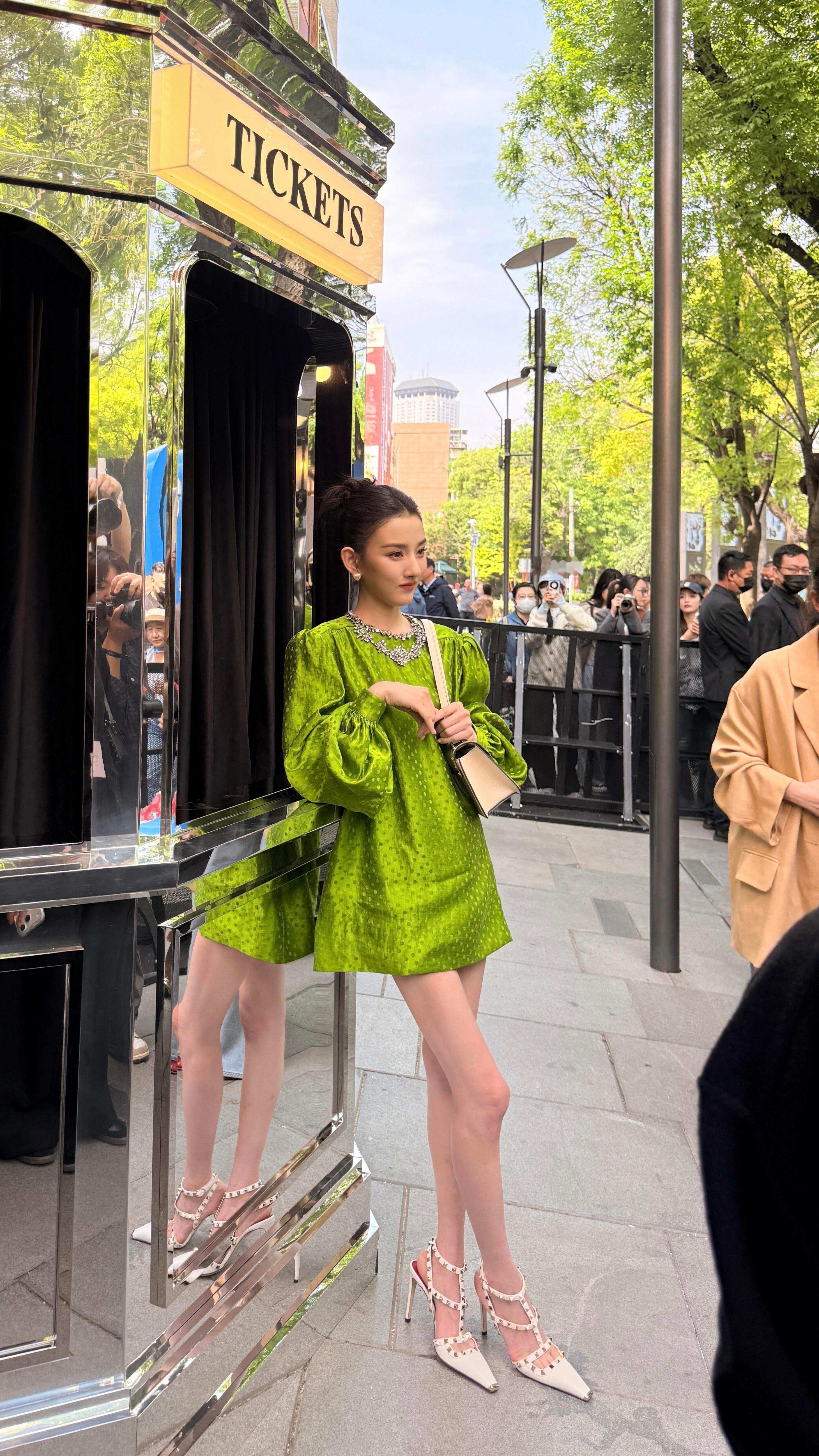 这是现在的宋祖儿生图里的腿…..