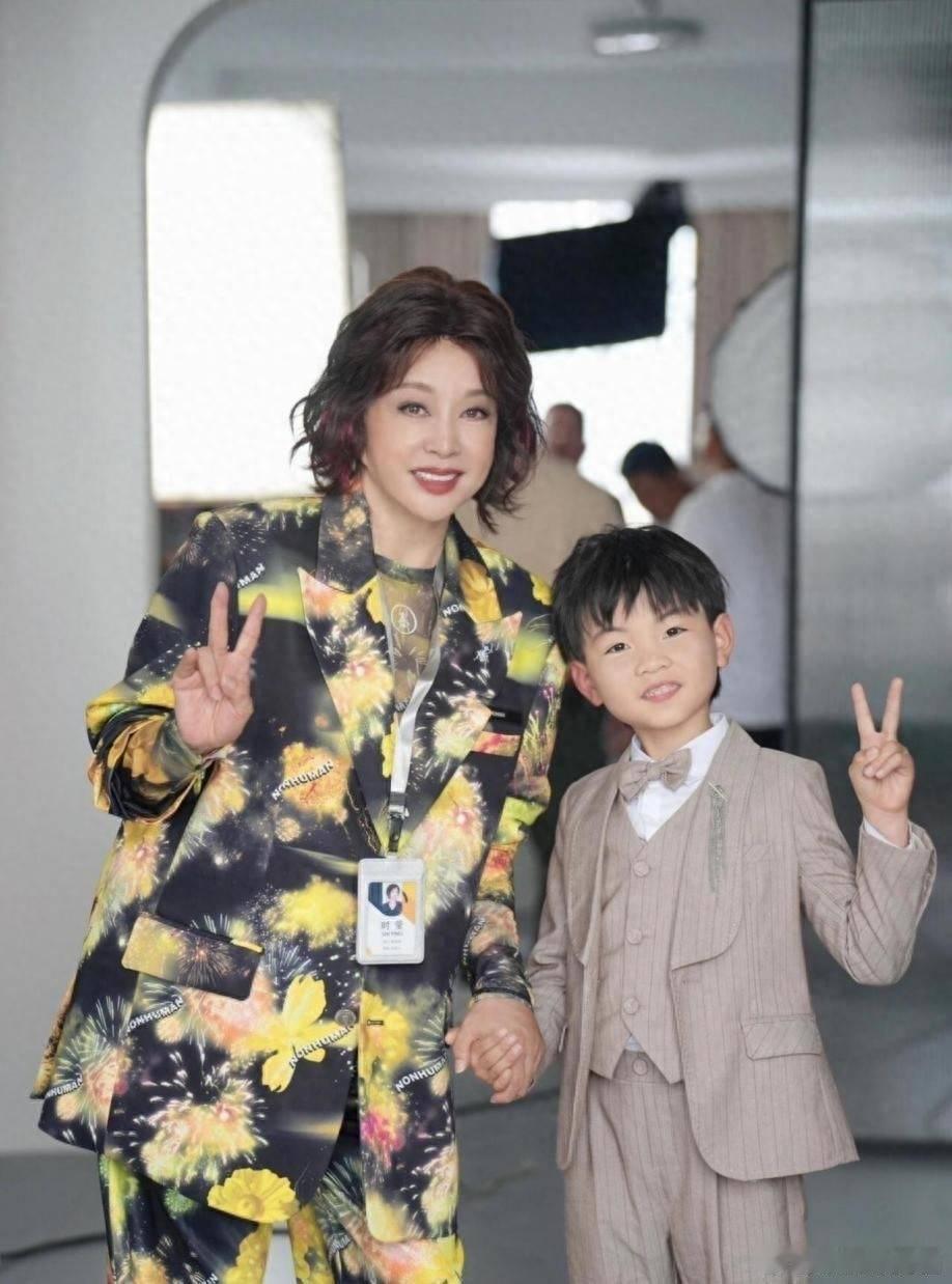 刘晓庆换了微卷短发年轻30岁，穿花西装+阔腿裤，美得像换了个人