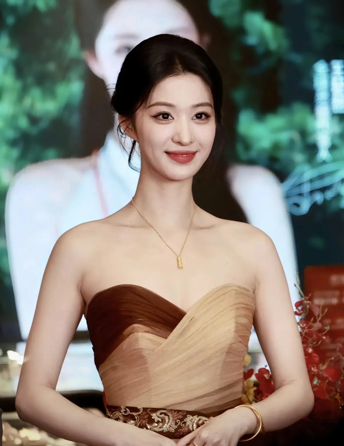 端庄典雅，落落大方，楚然超美的[鼓掌]绝美的女孩子，愿楚然越来越好，会一直爱你