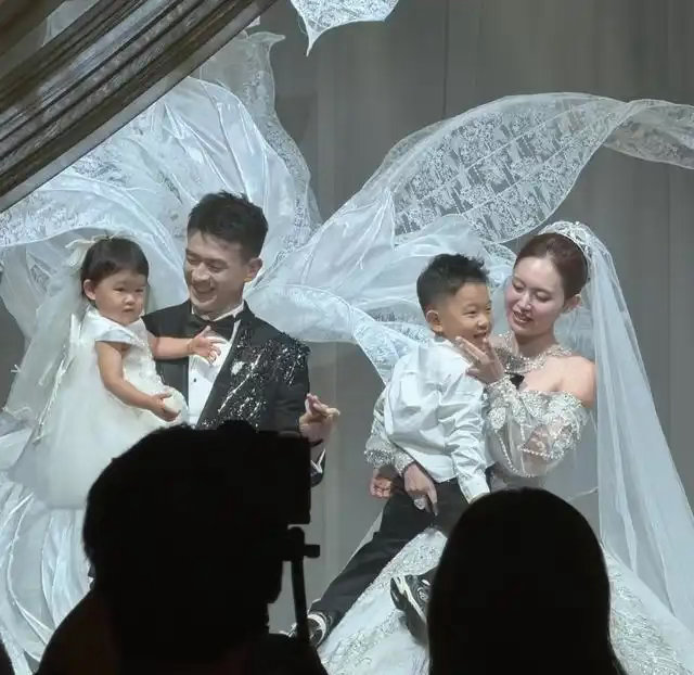 王昶钱天一亮相郑思维婚礼，穿搭时髦吸睛，站一起反倒更般配​​​