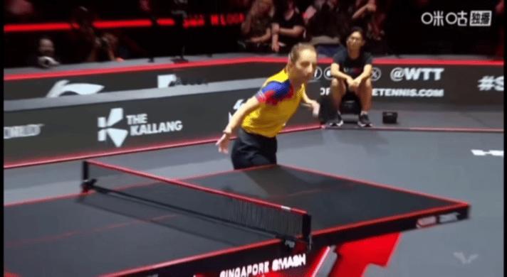 孙颖莎3-1萨马拉，顺利晋级，最后一个球结束，萨马拉笑了。新加坡大满贯女单1