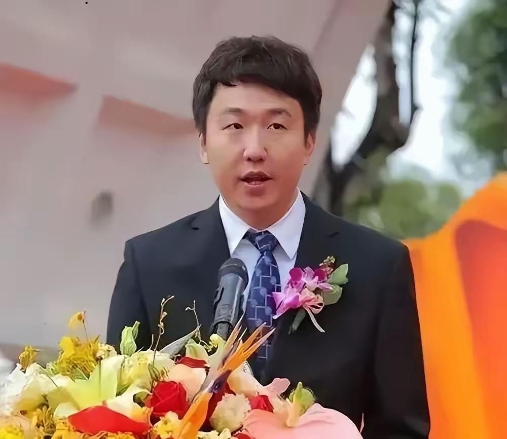 最像许家印的长子许智健，一手好牌终究被时代彻底洗牌。今年41岁的他，眉眼神