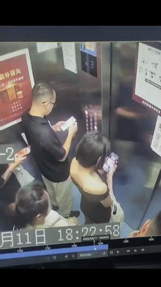 电梯突发故障开始急速下坠！电梯里的人从一开始的惊慌失措，到后来的沉着冷静应对。