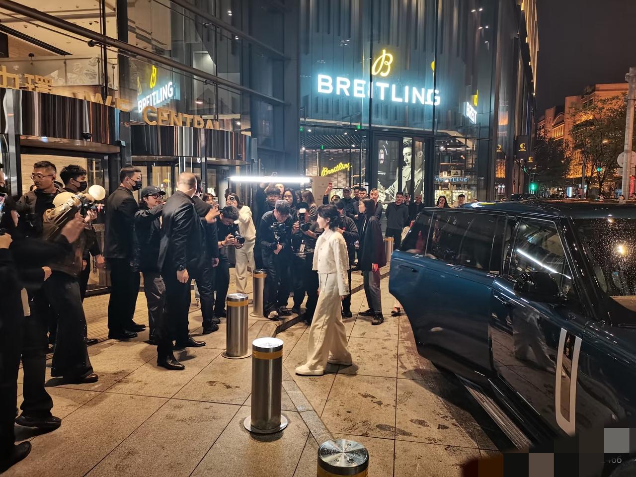 4月16日，张曼玉现身北京参加活动，她还是国际巨星的待遇，很多摄像头对着她，有十