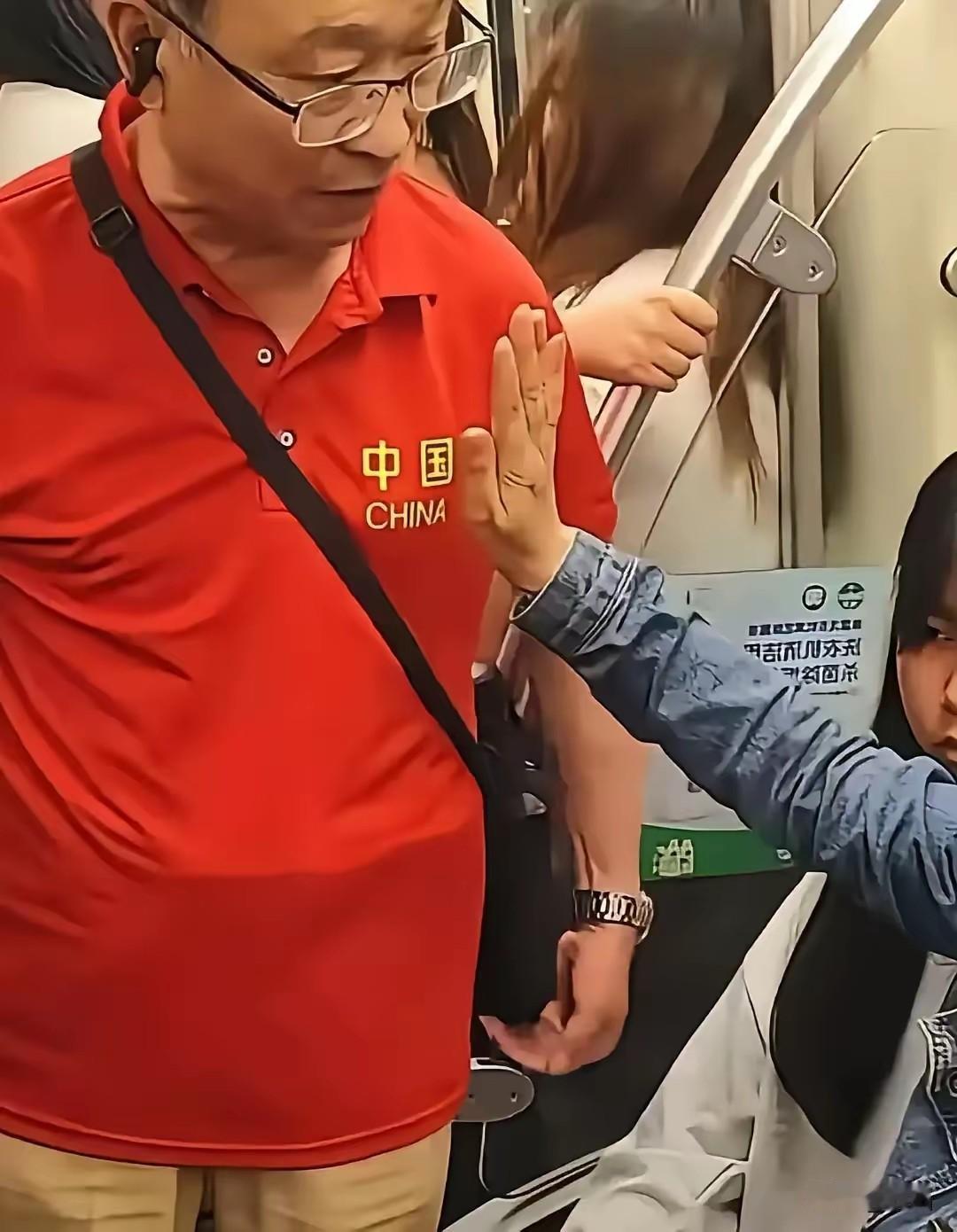 最近发生在成都地铁2号线那个倚老卖老的家伙强拽女孩让座事件，现已得到官方正式处理