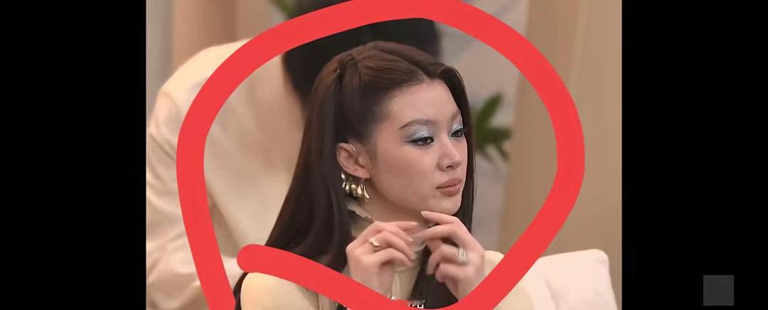 我好像明白，为什么单依纯在《歌手》上这么癫狂了，因为她是在仿照杨紫当时的路线