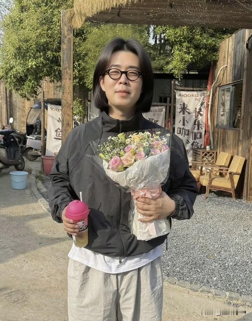 杜海涛用AI照片回应脱发传闻，换了发型之后越来越像《家有儿女》的夏东海了。
