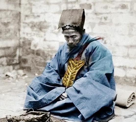 1937年4月，凌晨四点，祁连山深处的一片河滩上，躺着九百多个人。他们是西路军左