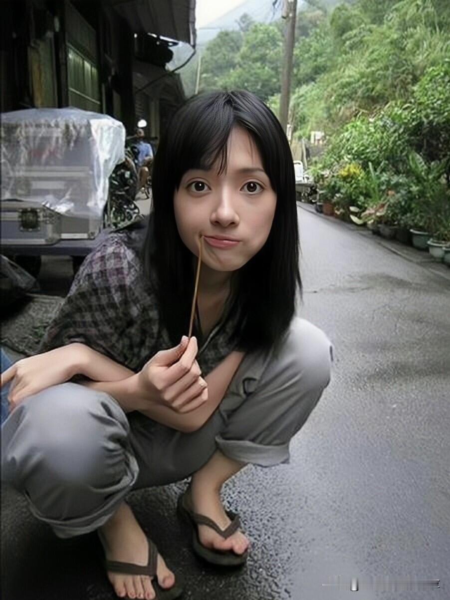 这是拍摄于20多年前的老照片，那个时候她才十七八岁的样子，模样俊俏，气质独特，估