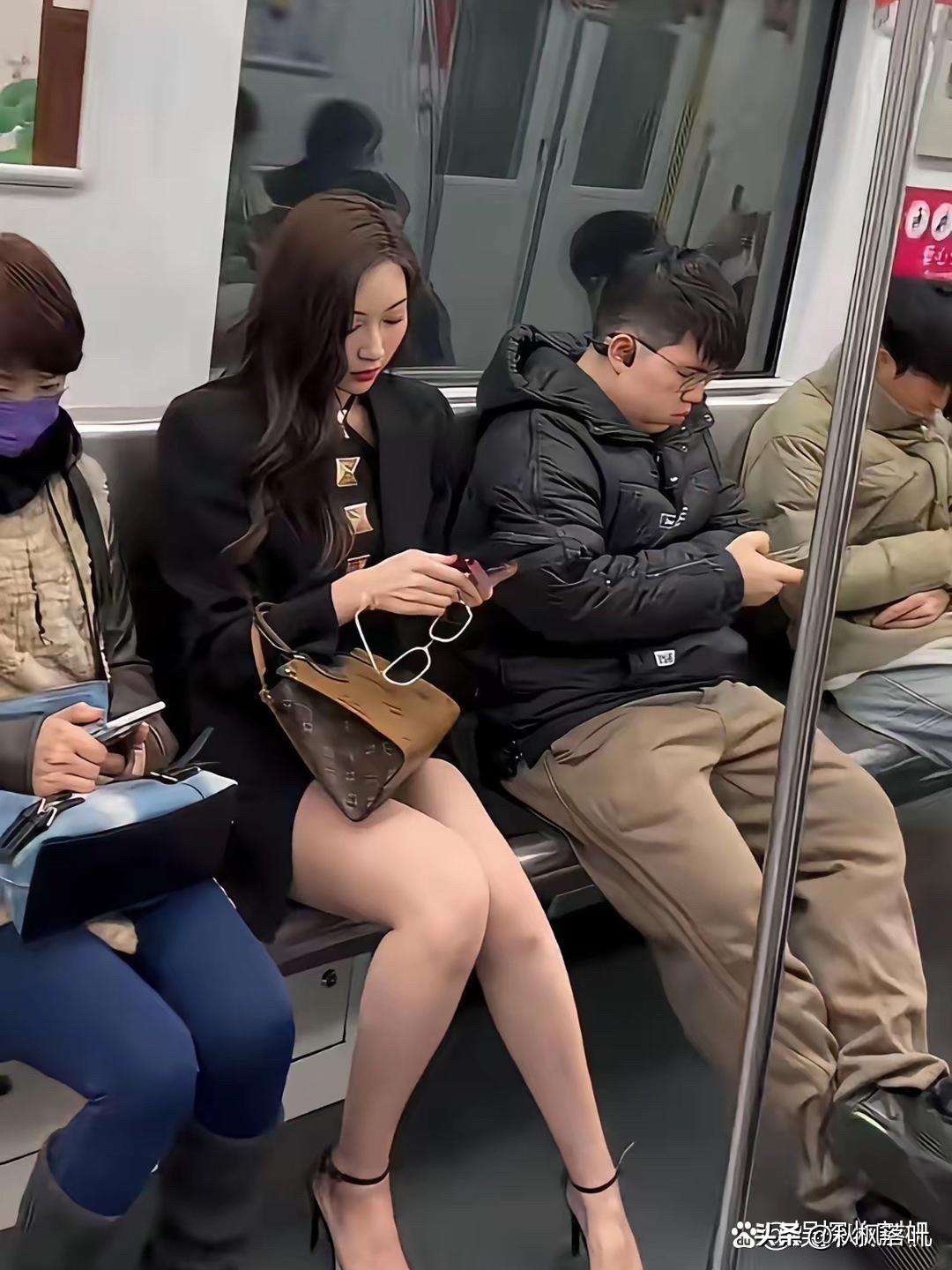 一身奢侈品，居然还坐地铁，实在搞不懂
