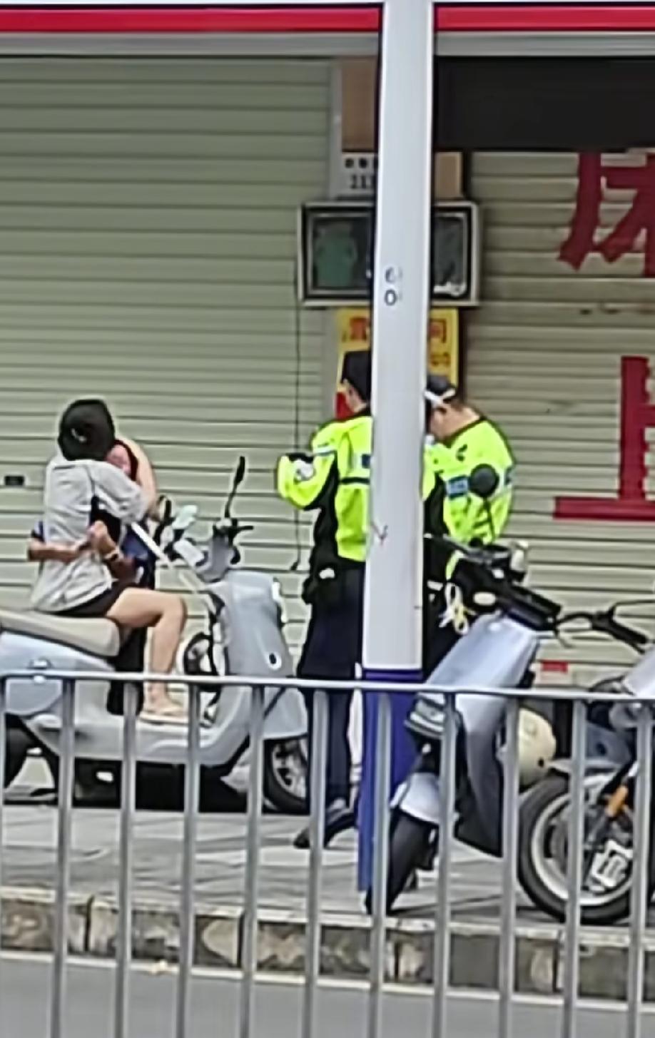 广东某地，一名女子带娃骑车，逆行拒不配合执法，还不戴头盔，被拦下后当着娃的面撒泼
