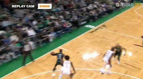 好流畅！解析火箭进攻为何质变。1、杜兰特被包夹出球非常快，并带动全队转移球极快