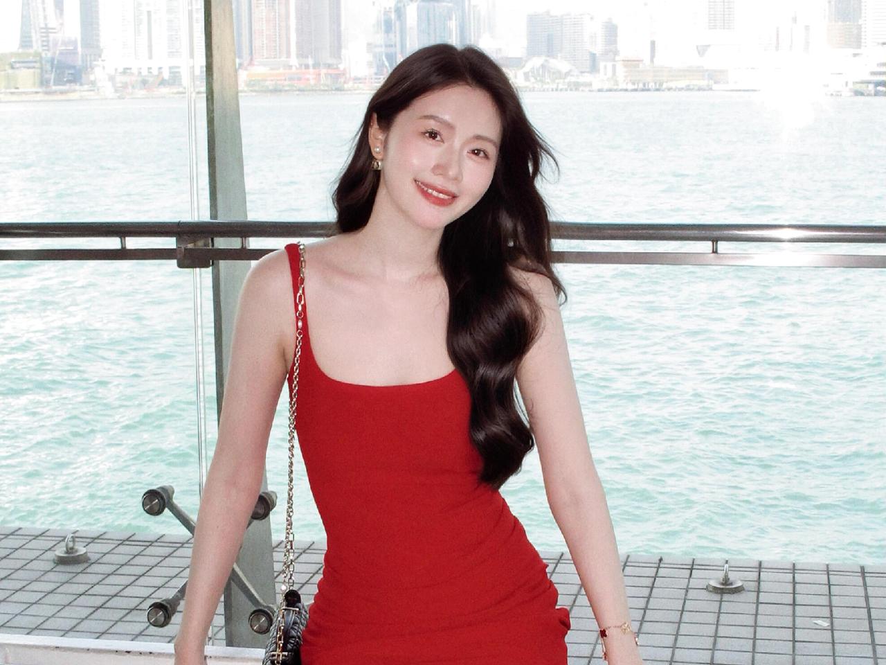 维多利亚港的风，裹着咸湿的蓝她的红裙是猝不及防的热烈撞碎了海面晃荡的天光撞