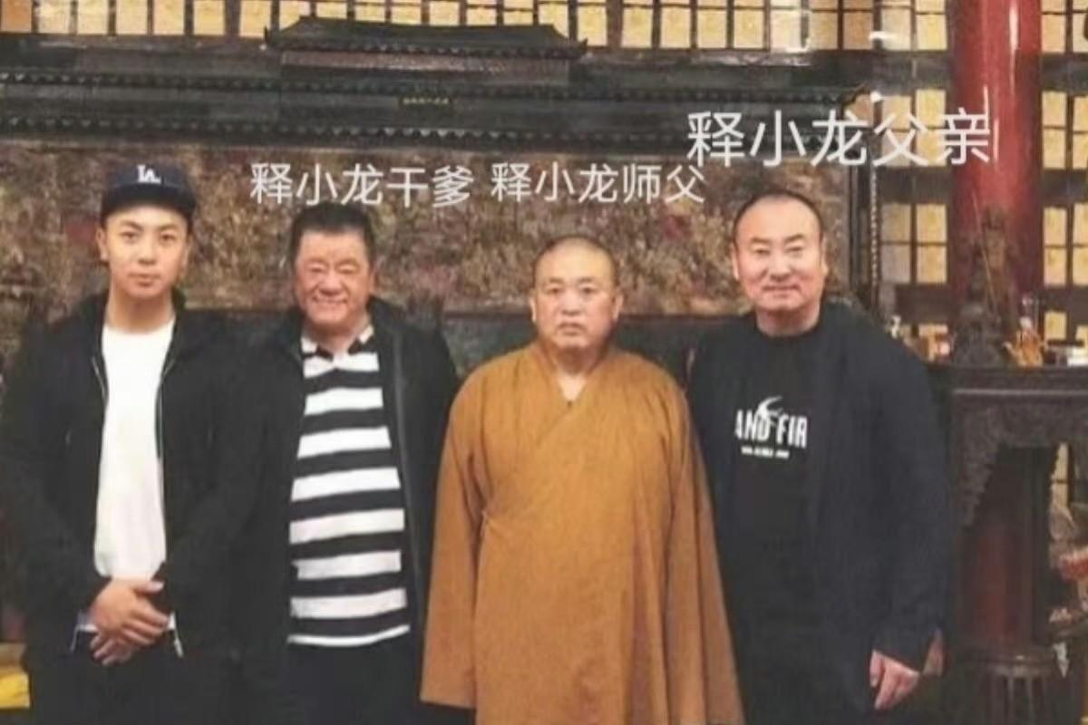 释永信是释小龙师傅释小龙不姓释，是释永信发小的孩子，4岁拜释永信为师，原名张小