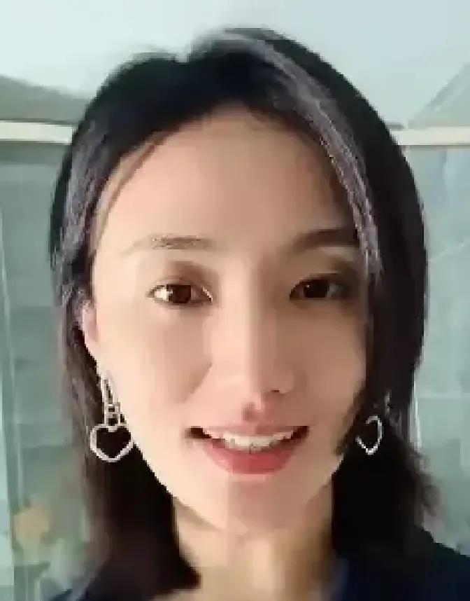 海哈金喜离婚才一个月就出来接受采访，眼圈还红着，说最懊恼的是把事业按了暂停键。