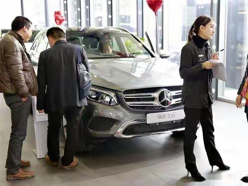 我朋友今年42岁，月入5万，存款7位数。结果你猜他买了什么车？一台10万出头