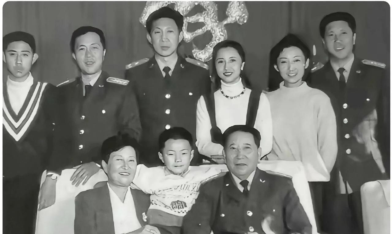 上世纪90年代，秦基伟将军80岁寿辰时，与家人留下这张珍贵合影。他曾投身革命，为