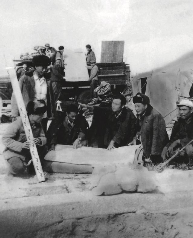 1974年秋，秦城监狱里，76岁的屈武正在低头劳动。一名看守快步走到他身边，压