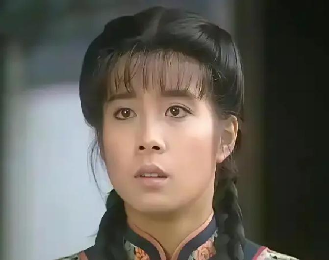 还记得《青青河边草》吗？何晴演了个女配，愣是把女主岳翎比下去了。这事儿挺有