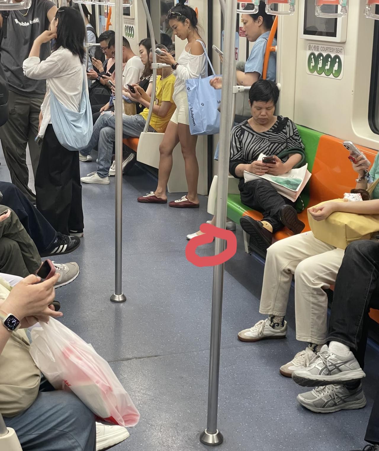 她怎么能坐得住呢！今日一张照片发到网上的，标题写着