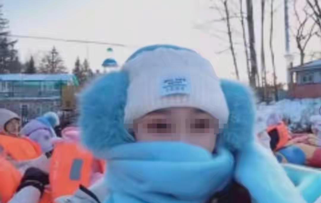 苏小姐还是嘴硬，都让人扒出来了，正脸都曝光了，就是不承认当时穿着这件羽绒服游玩。