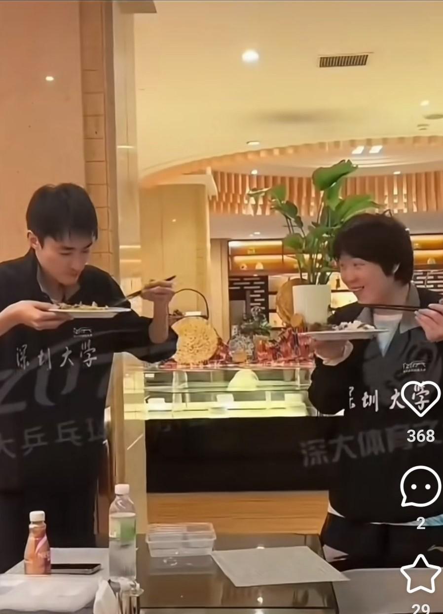 蒯曼这饭吃的真香啊。在新疆打比赛的时候，张成教练和蒯曼这是比赛吃饭了吗？看蒯曼