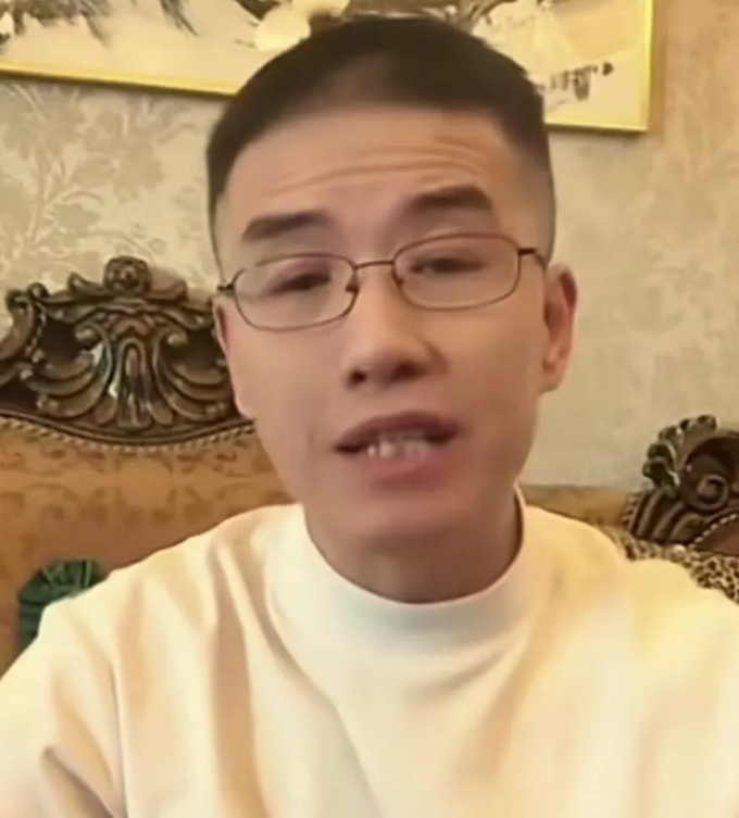 关小平曾在直播中说，当年小沈阳想拜他为师，他没有收，在前两年他跟小沈阳一起吃饭的