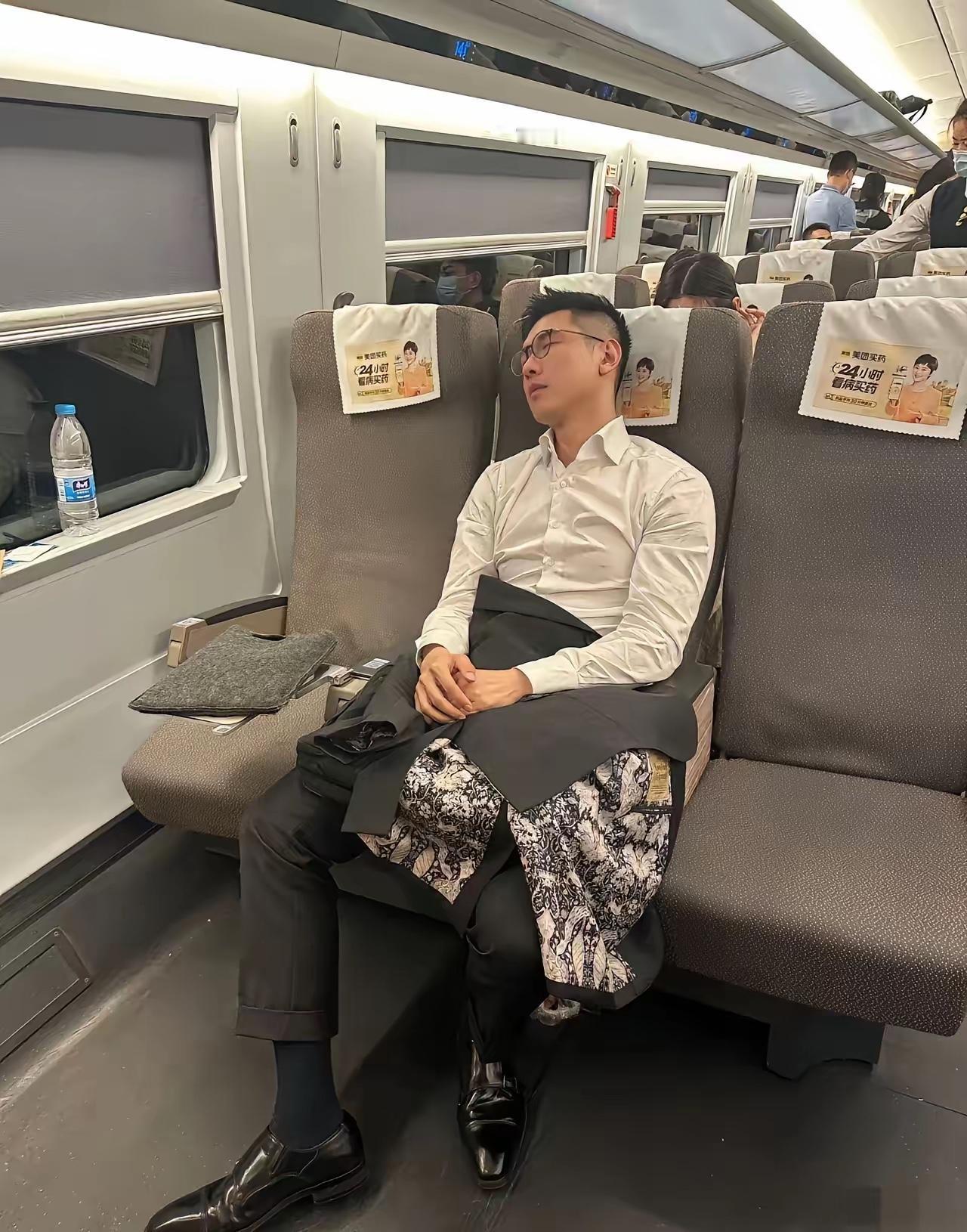 看到一个友友说她在高铁上拍下了一位英俊男子的照片。她虽然年龄大了，但是也犯花痴了