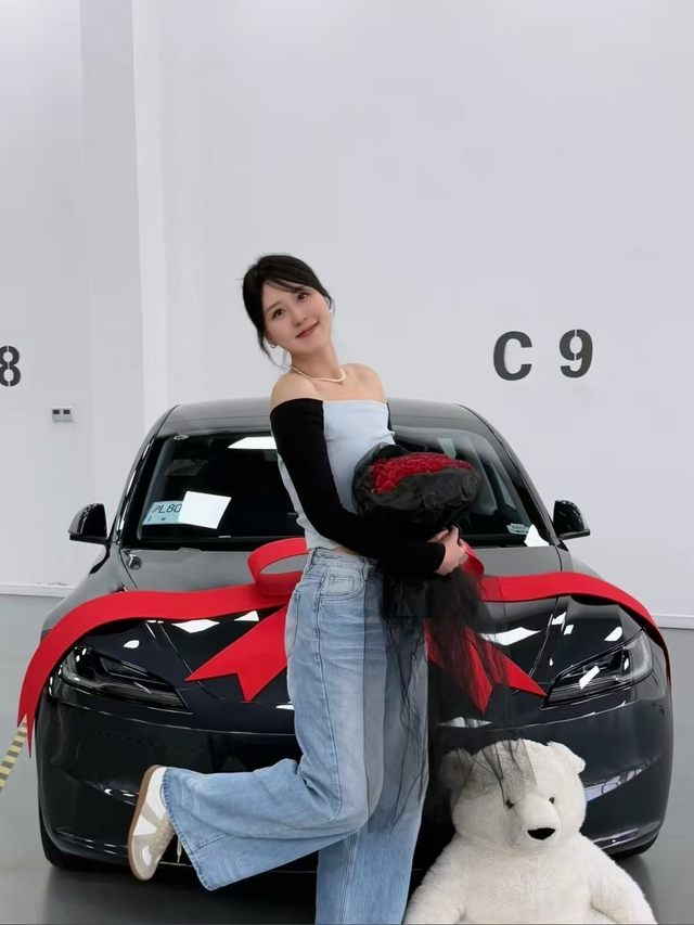 提车日！和闺蜜把快乐拍成纪念册提车那天的阳光都像开了滤镜，我攥着钥匙的手都在微