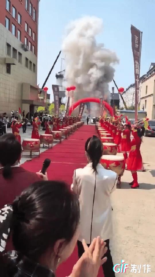 山东济南一女子吃葡萄时被葡萄籽卡住嗓子，她咳嗽几声也没咳出来，她在玩游戏的儿子听
