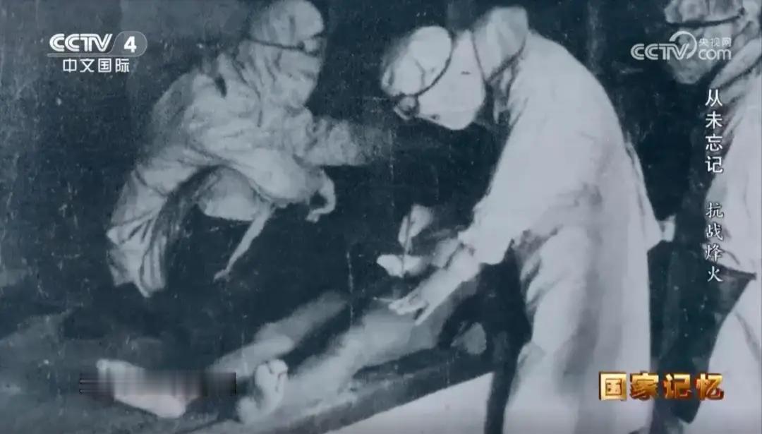 1938年，日军臭名昭著的731部队医生新井田正在对一名中国女子进行生殖系统解剖