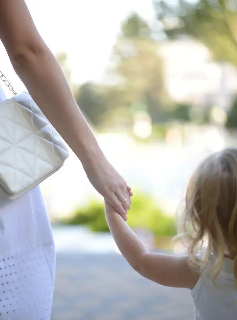 相亲角又出热搜。一位34岁女海归博士举着牌子站了俩小时，被大爷大妈轮番劝退。