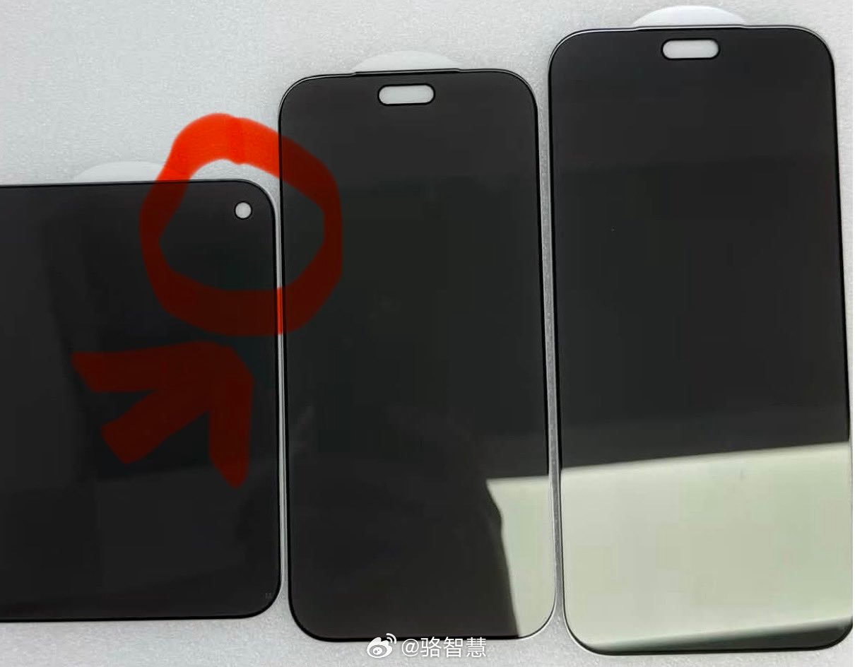 #iPhoneUltra正面首次曝光#主屏摄像头放在左上角打孔，背面外屏的摄像头则放在右上角。虽然很