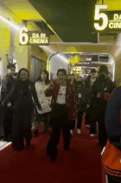 辛芷蕾回故乡，现实版“当初你对我爱搭不理，现在你高攀不起”，老同学隔着栅栏求签名