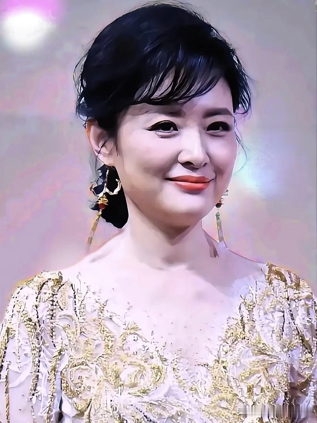 周涛端庄温婉，举手投足尽显高雅。岁月未掩其风华，反而沉淀出从容贵气，内外兼修的她