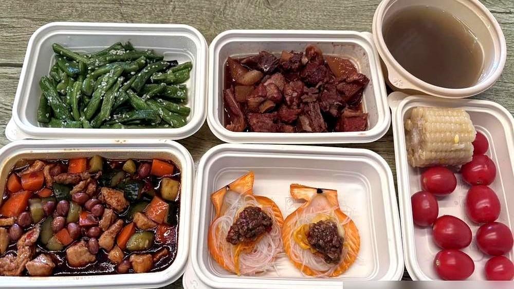 都说周星驰抠门，那是没见过他剧组的盒饭。场务和主演一个标准，六菜一汤，人均8