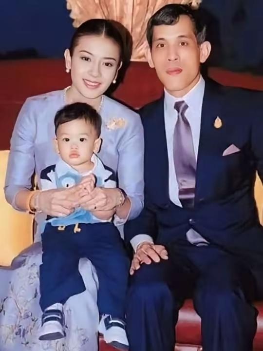 泰国王室近几日最沸扬的谈资，莫过于提帮功王子恋情曝光的消息。可比起磕这对新人的糖