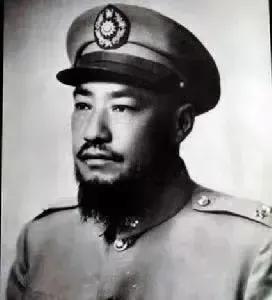 1961年，58岁的马步芳对18岁的五姨太说：“把你妈妈和两个妹妹叫来伺候我！”