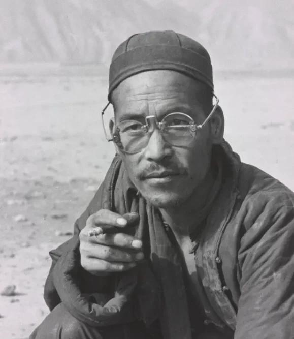 兰州黄河畔的土地主！在兰州黄河边的砂地上，旧时光里土地主的模样，被这张黑白照片留