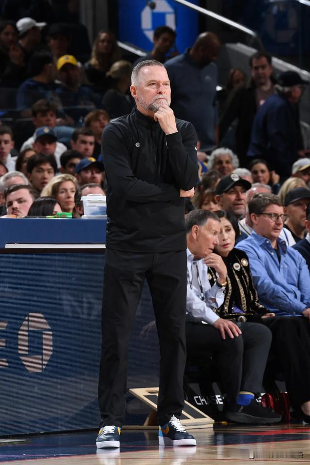 过去5个赛季中NBA主教练获胜场次最多的教练：迈克尔·马龙-25