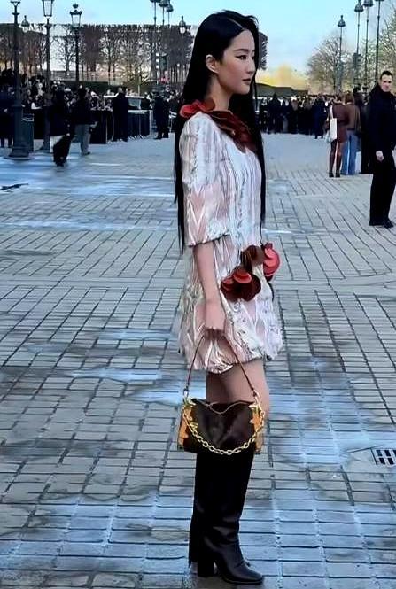 同是LV代言人，这次巴黎大秀的造型口碑差了十万八千里。刘亦菲穿粉白条纹印花