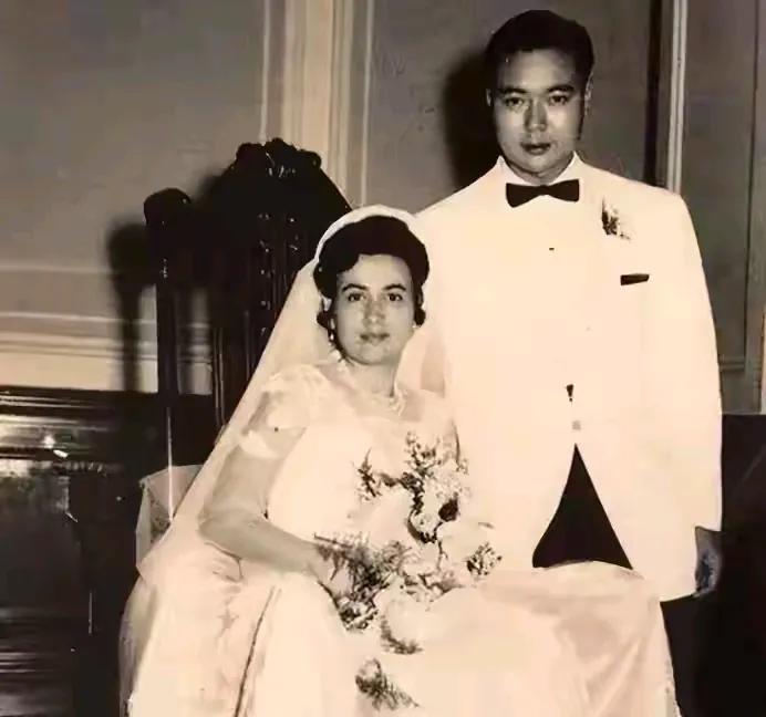 那年16岁的何鸿章和19岁的何婉琪恋爱了，因为他们的爷爷是亲兄弟的原因，他们恋情