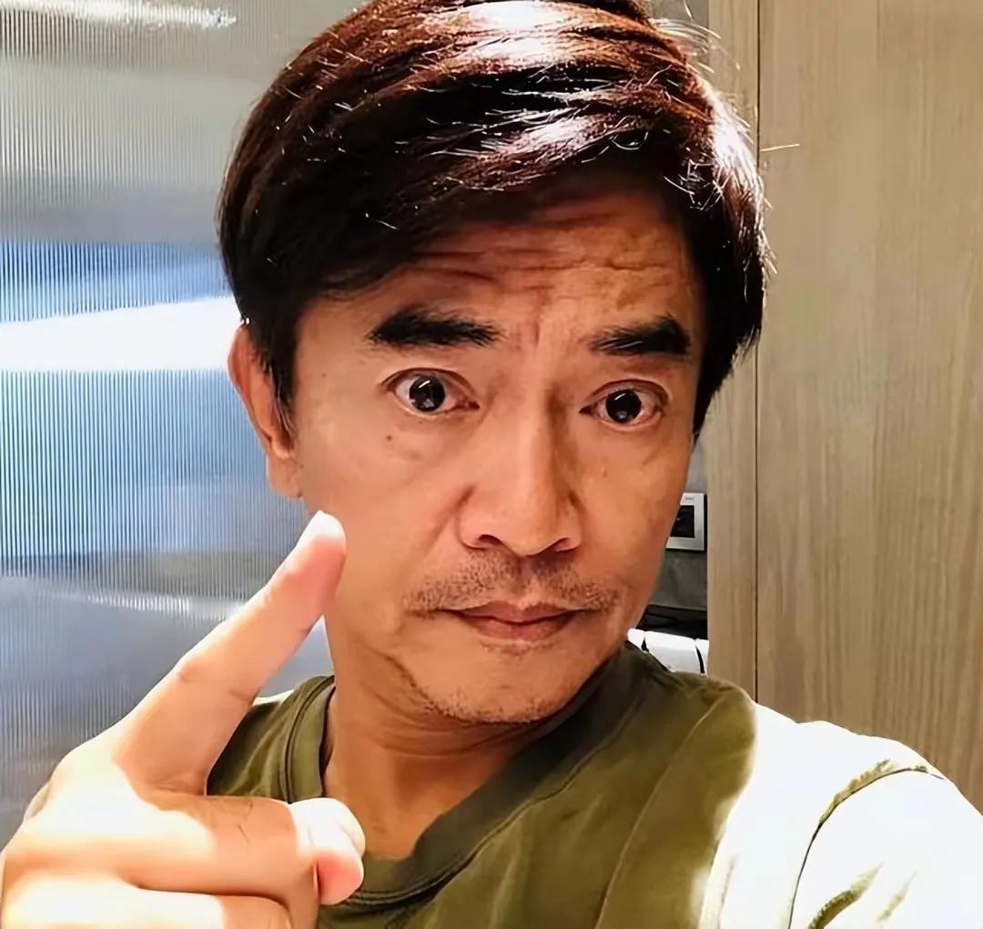 目前小S已经处在了紧要关头，吴宗宪连续在直播间里爆料小S当年曾经为姐姐大S和具俊