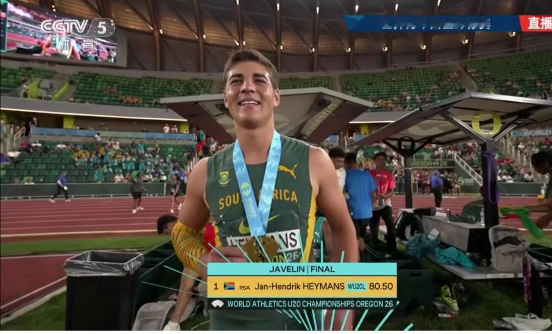 在美国尤金进行的田径世青赛（U20）男子标枪决赛中，南非选手海曼斯彻底比疯了，他
