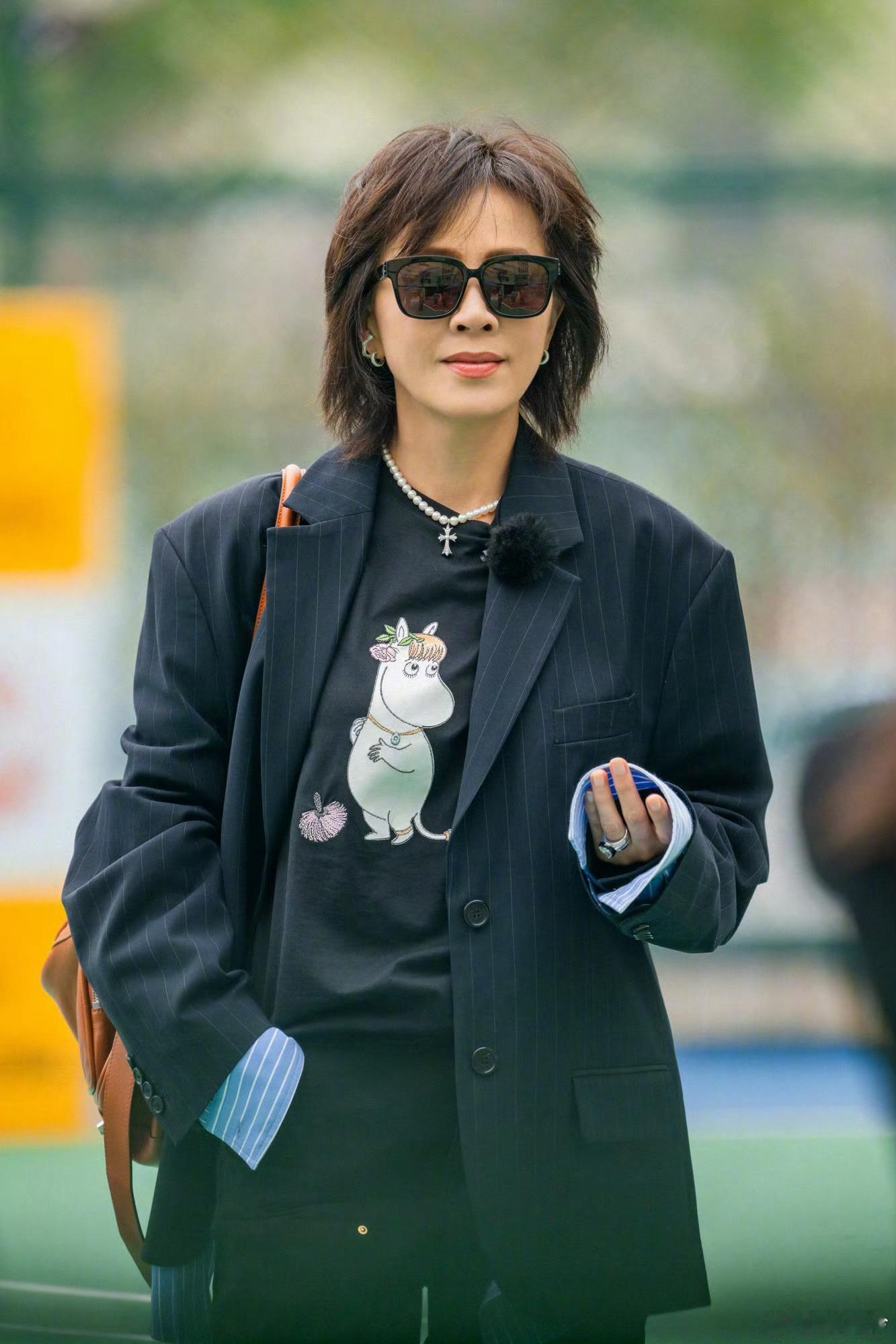 综艺《一路繁花》里刘嘉玲的表现让人反感。她那种“姐姐式开导”在某种程度上看似坦率