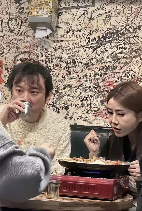 谁能想到啊，居然拍到王思聪跟一个普通姑娘一块吃饭，属实少见。以前他身边围着的大